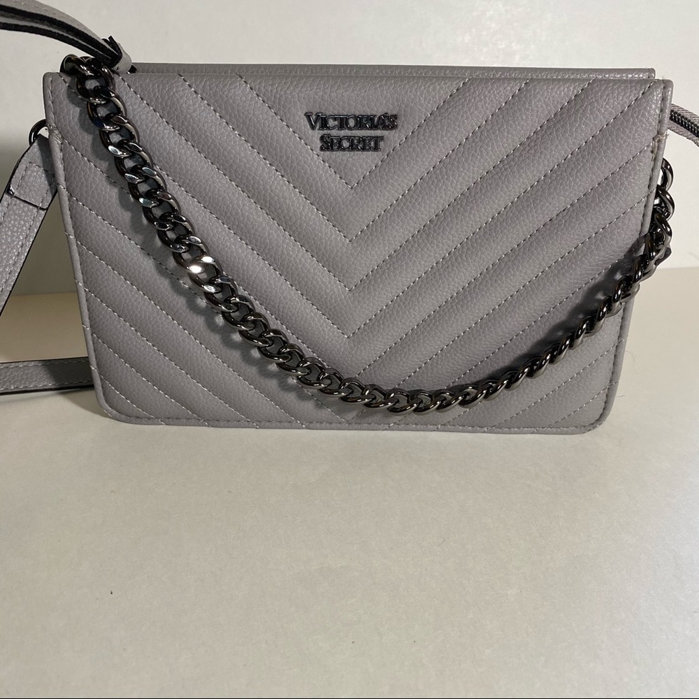 Victoria’s Secret grey chained purse 👜